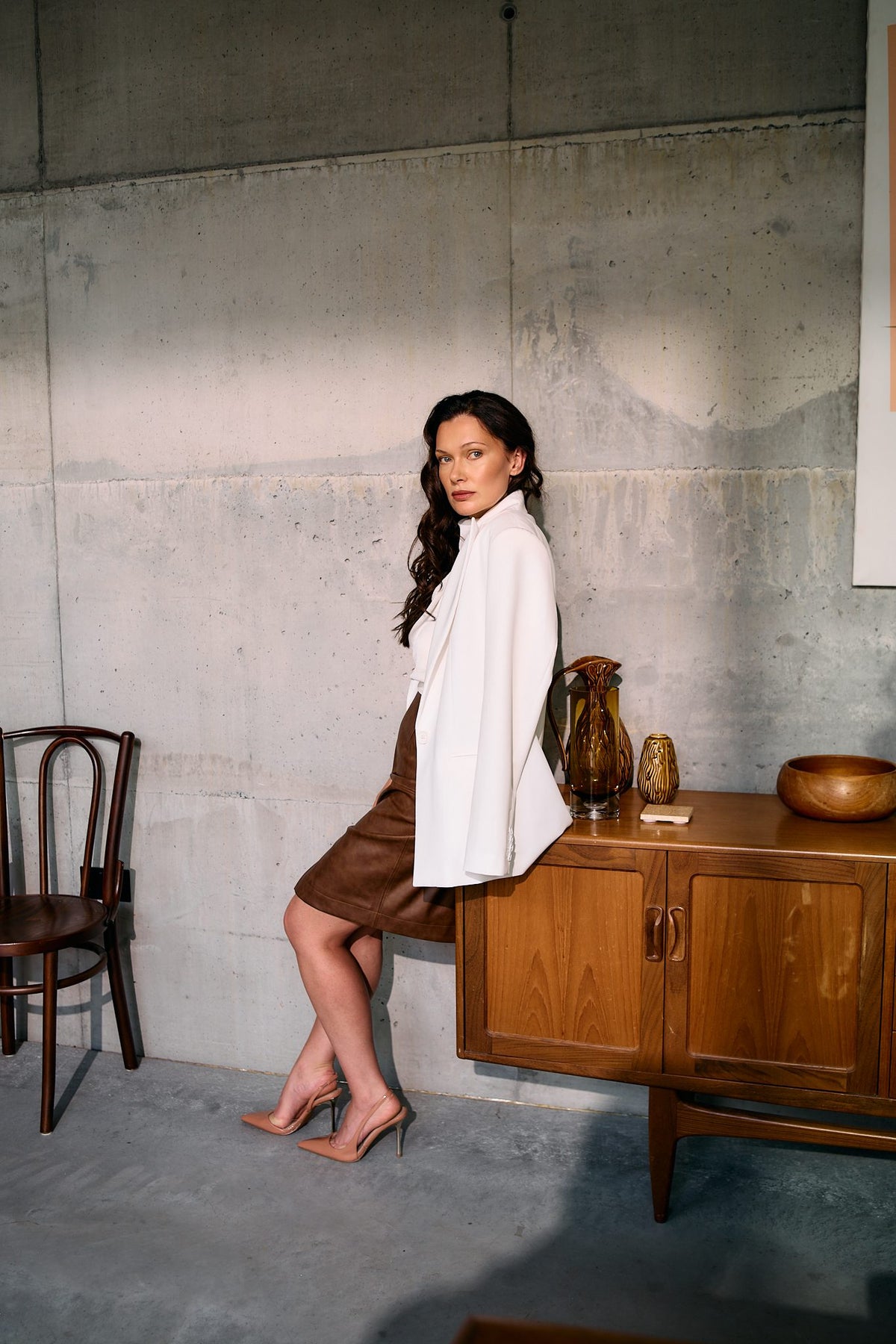 Look 03, afternoon: BOLDNSUBTLE oversized white blazer caped over the shoulders
